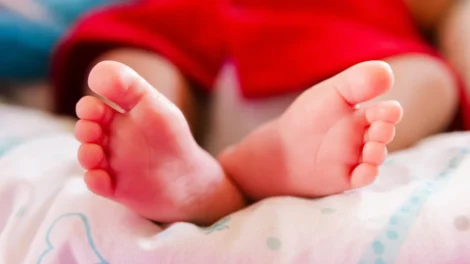 Bebê é encontrado abandonado entre muros de casas na Paraíba