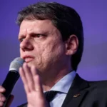Bolsonaristas veem Tarcísio distante e querem apoio maior a Flávio