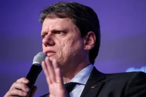 Bolsonaristas veem Tarcísio distante e querem apoio maior a Flávio