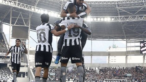 Botafogo vence Corinthians pelo Brasileirão com três de Arthur Cabral