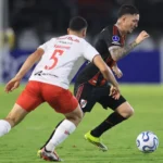 Bragantino erra pênalti, tem expulso e perde para River com gol no final