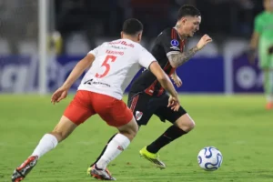 Bragantino erra pênalti, tem expulso e perde para River com gol no final