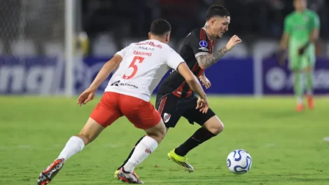Bragantino erra pênalti, tem expulso e perde para River com gol no final