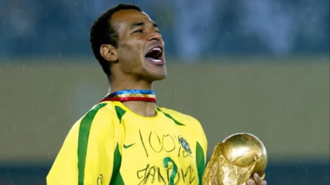 Brasil, penta com Djalma, Nilton, Carlos, Cafu e Roberto, sofre nas laterais