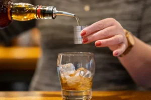 Brasil terá menos fumantes, mas maior consumo de álcool e ultraprocessados até 2030
