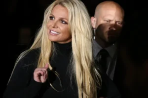Britney Spears ofereceu lasanha a policiais antes de ser presa sob suspeita de dirigir bêbada