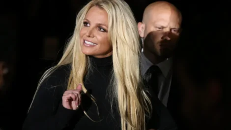 Britney Spears ofereceu lasanha a policiais antes de ser presa sob suspeita de dirigir bêbada