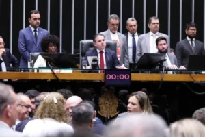 Câmara aprova em primeiro turno PEC que acaba com escala 6x1 e reduz jornada para 40 horas