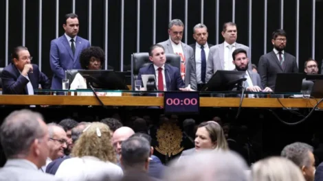 Câmara aprova em primeiro turno PEC que acaba com escala 6x1 e reduz jornada para 40 horas