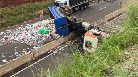 Caminhão carregado de resíduos recicláveis tomba e interdita as duas pistas do Contorno Norte de Maringá
