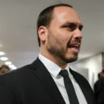 Carlos Bolsonaro se desculpa com Ana Campagnolo após racha no PL de SC