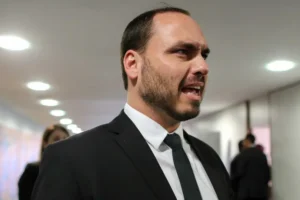 Carlos Bolsonaro se desculpa com Ana Campagnolo após racha no PL de SC