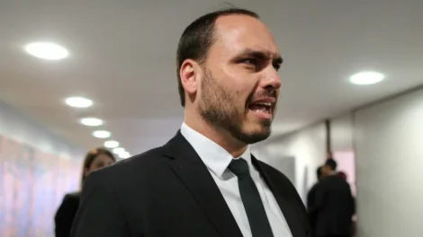 Carlos Bolsonaro se desculpa com Ana Campagnolo após racha no PL de SC