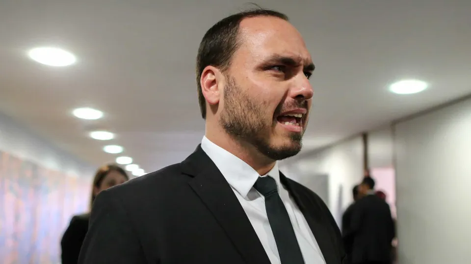 Carlos Bolsonaro se desculpa com Ana Campagnolo após racha no PL de SC
