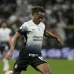 Carrillo conquista Diniz, 'fura fila' e ganha espaço no Corinthians