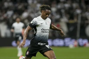 Carrillo conquista Diniz, 'fura fila' e ganha espaço no Corinthians
