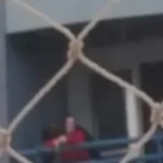 Casal transa na sacada e vizinhos acionam a polícia: “Então não olhem”