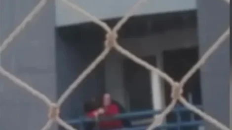 Casal transa na sacada e vizinhos acionam a polícia: “Então não olhem”