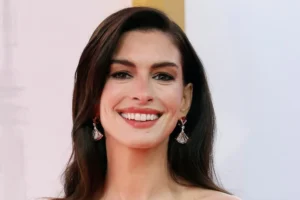 Catarata precoce deixou Anne Hathaway 'praticamente cega' por dez anos