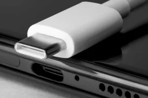 Celular não carrega? Problema pode estar na entrada USB; veja o que fazer