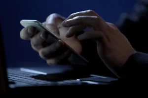 Celulares registrados em nome de mortos foram usados por policiais em corrupção no RJ, diz PF