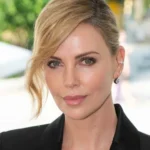 Charlize Theron desabafa sobre desgaste físico aos 50
