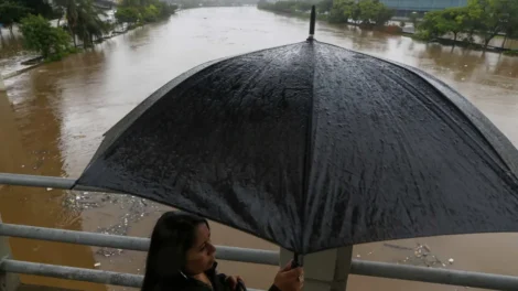 Chuva intensa no Grande Recife provoca deslizamentos e alaga vias