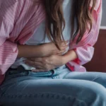 Cólicas menstruais fazem 4 em cada 10 meninas faltarem às aulas no Brasil, diz estudo