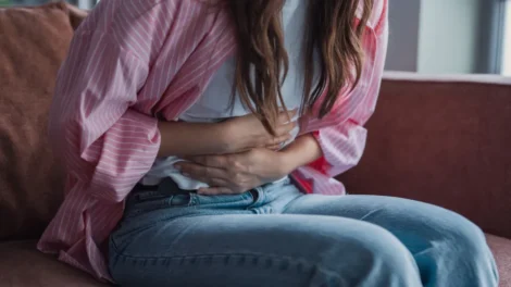 Cólicas menstruais fazem 4 em cada 10 meninas faltarem às aulas no Brasil, diz estudo