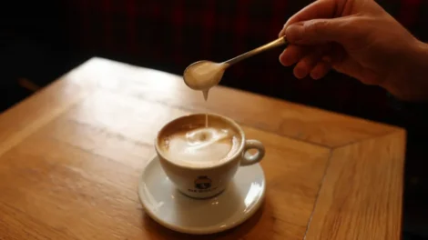 Como o café afeta o seu intestino e cérebro
