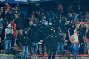 Conmebol cancela Medellín x Flamengo após tumulto e tentativas de invasões