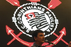 Corinthians: queda de Andrés teve bate-boca, vice expulso e espuma