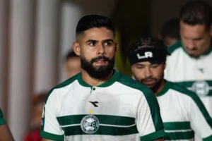 Coritiba e Bahia fazem duelo direto por vaga no G-6 do Brasileirão