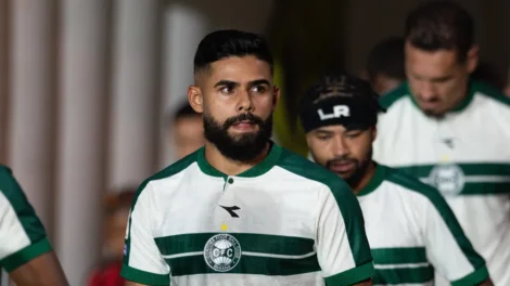 Coritiba e Bahia fazem duelo direto por vaga no G-6 do Brasileirão