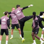 Courtois dá 'golpe de karatê' em Mbappé em treino do Real Madrid; vídeo