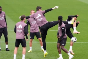 Courtois dá 'golpe de karatê' em Mbappé em treino do Real Madrid; vídeo