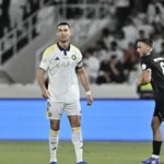 Cristiano Ronaldo se irrita com gritos de 'Messi' e faz gesto obsceno