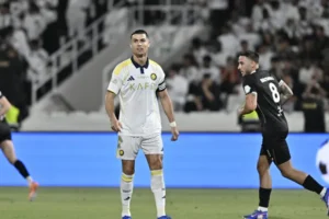 Cristiano Ronaldo se irrita com gritos de 'Messi' e faz gesto obsceno