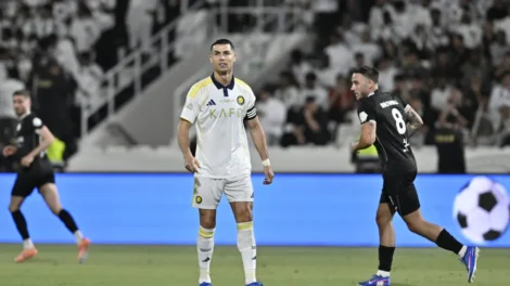 Cristiano Ronaldo se irrita com gritos de 'Messi' e faz gesto obsceno