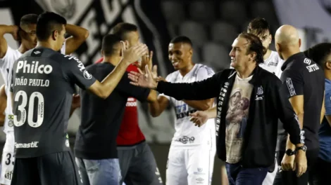 Cuca reclama de 'disse me disse' dentro do Santos e revela pré-temporada em Portugal