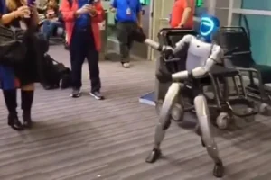 Dança, tira selfies e atrasa voo nos EUA: Conheça Bebop, o robô que viaja