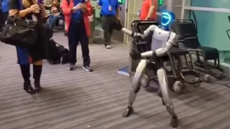 Dança, tira selfies e atrasa voo nos EUA: Conheça Bebop, o robô que viaja