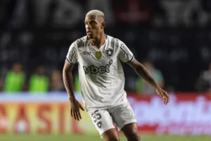 Danilo é afastado pelo Botafogo após ausência contra o Corinthians