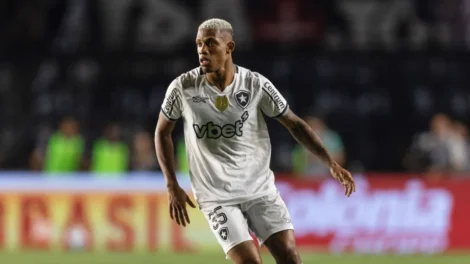 Danilo é afastado pelo Botafogo após ausência contra o Corinthians