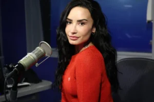 Demi Lovato celebra um ano de casamento com Jordan Lutes