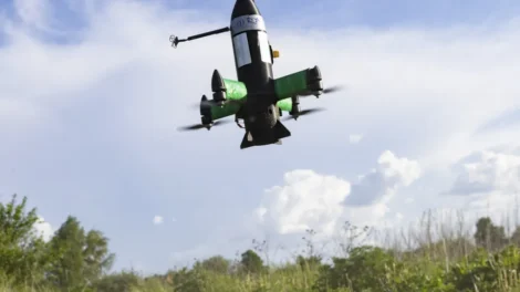 Depósito de petróleo russo em chamas após ataque de drones ucranianos