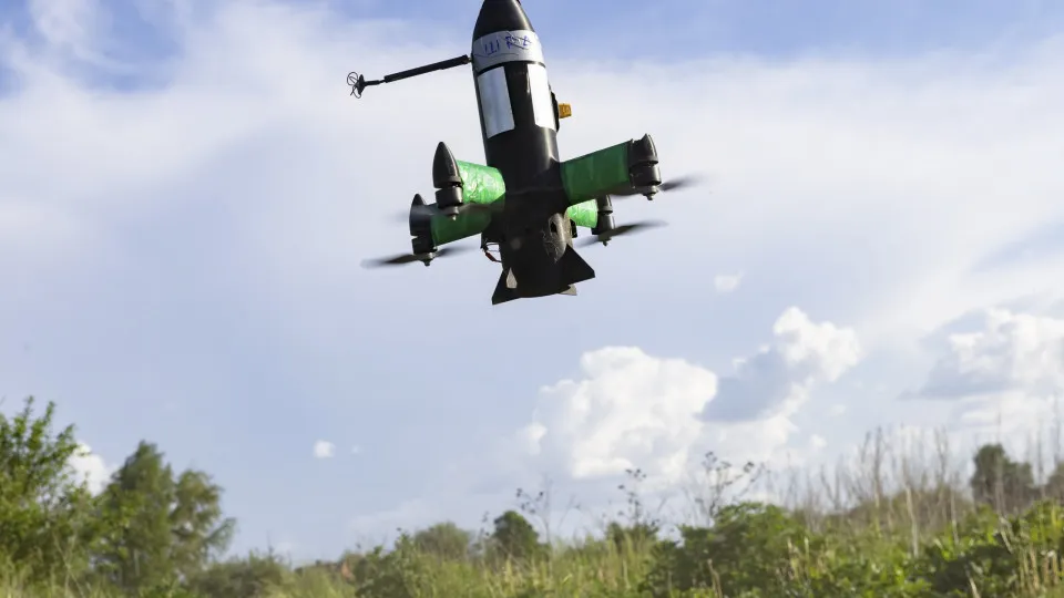 Depósito de petróleo russo em chamas após ataque de drones ucranianos