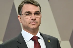 Deputados pedem investigação sobre relação entre Vorcaro e Flávio