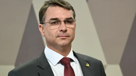 Deputados pedem investigação sobre relação entre Vorcaro e Flávio
