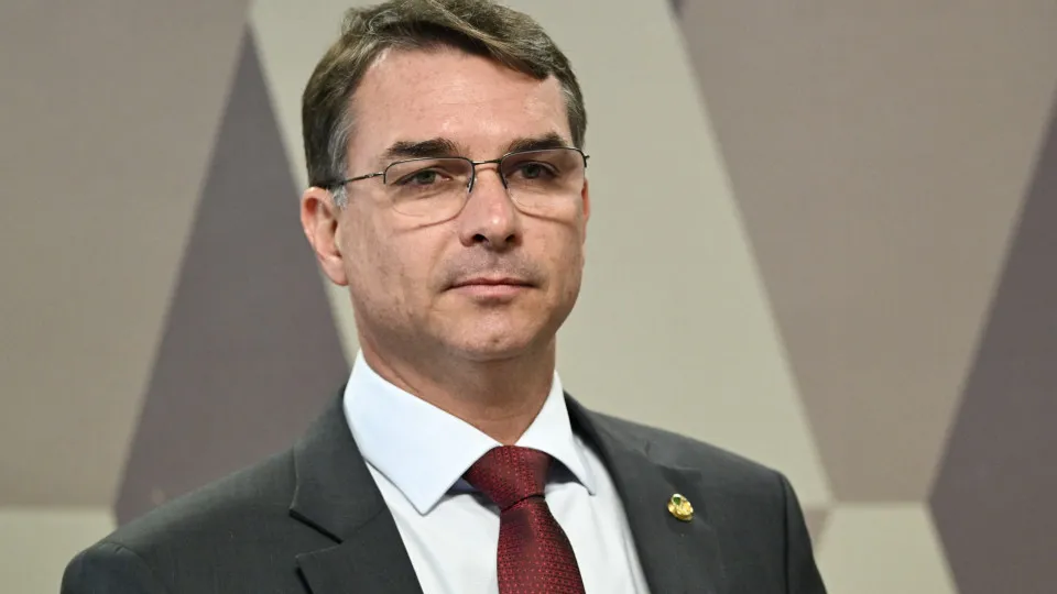 Deputados pedem investigação sobre relação entre Vorcaro e Flávio